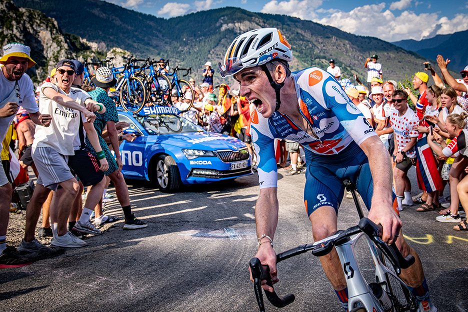 Romain Bardet vom Team dsm-firmenich PostNL gefolgt von einem Wagen des Neutralen Service von SHIMANO bei der Tour de France 2024