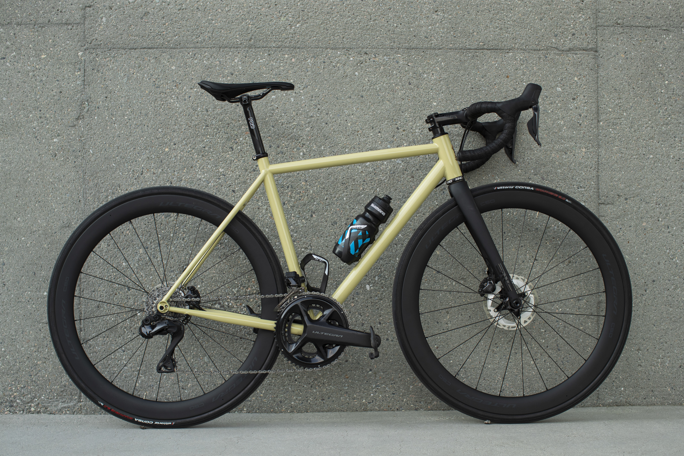 SHIMANO ULTEGRA Di2 12-fach Rennrad mit SHIMANO Carbon-Laufrädern