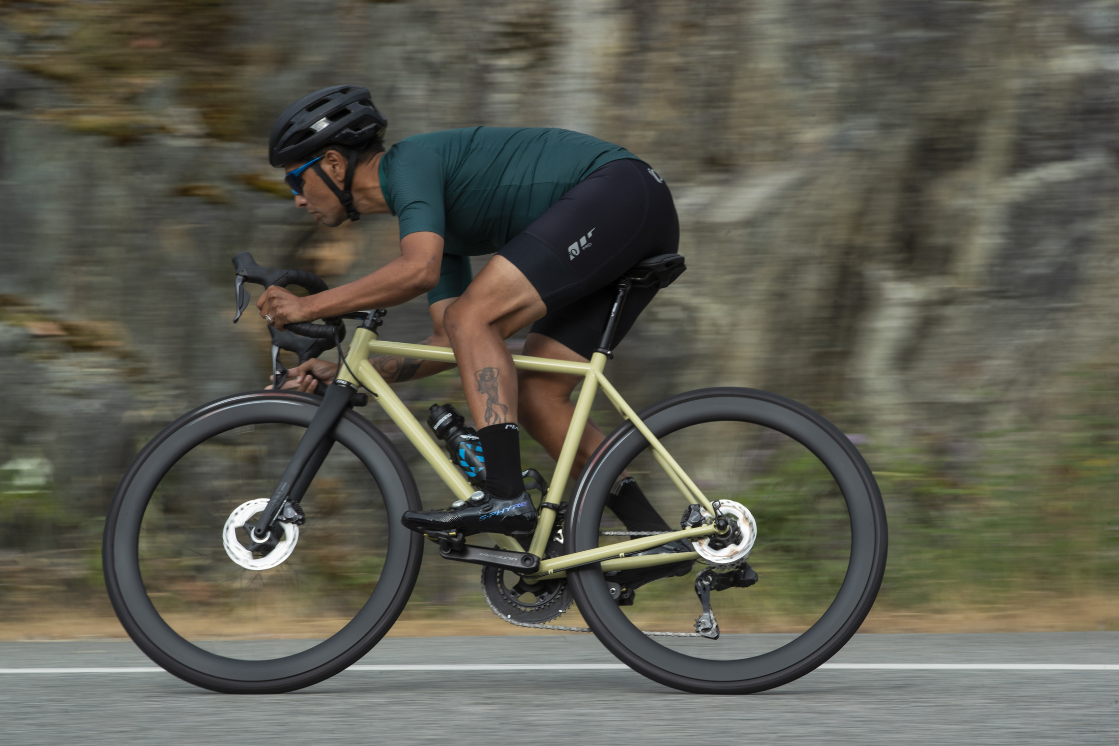 conducción de una bicicleta de carretera con ruedas de carbono Shimano