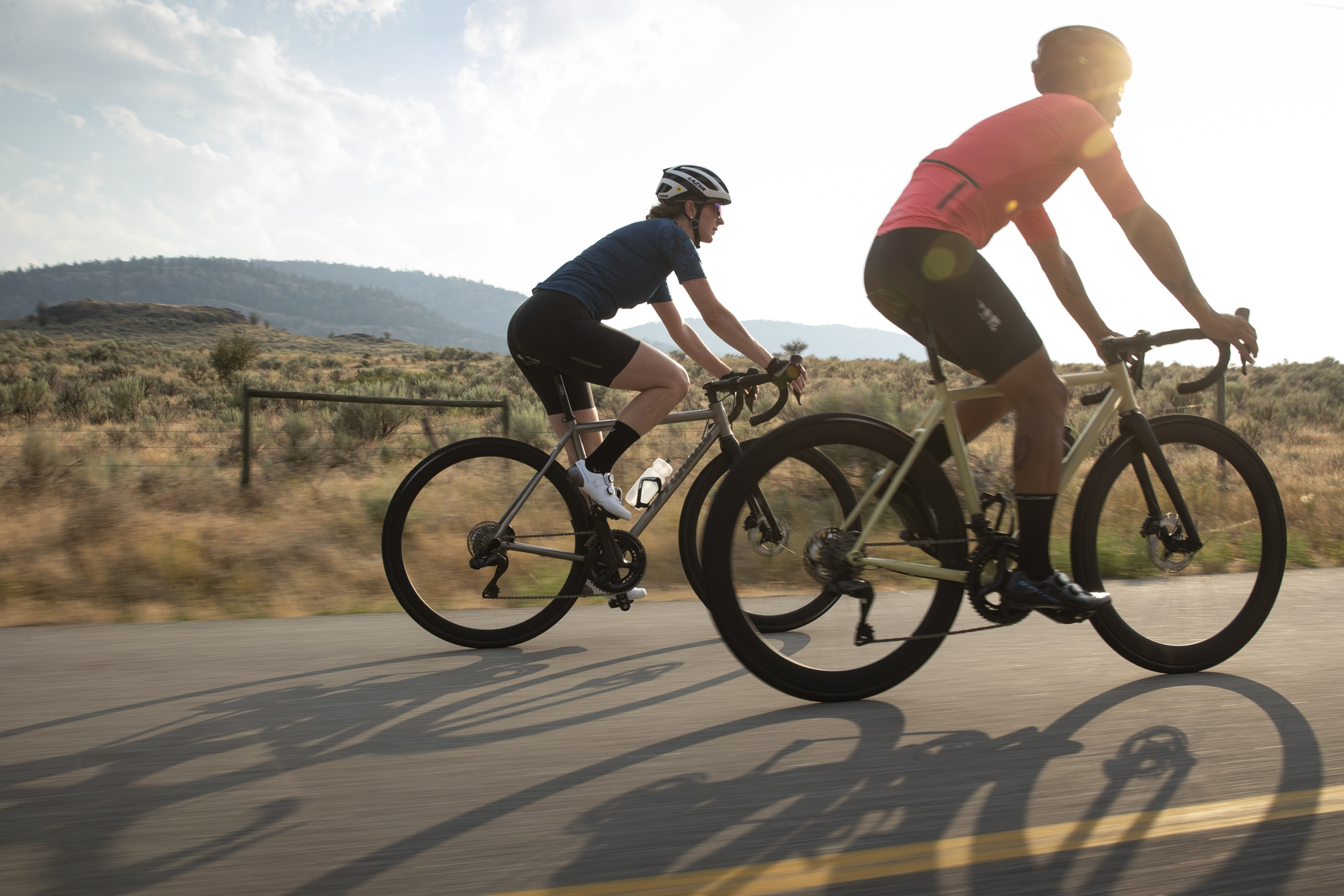 Jazda na rowerze szosowym z karbonowymi kołami Shimano Ultegra