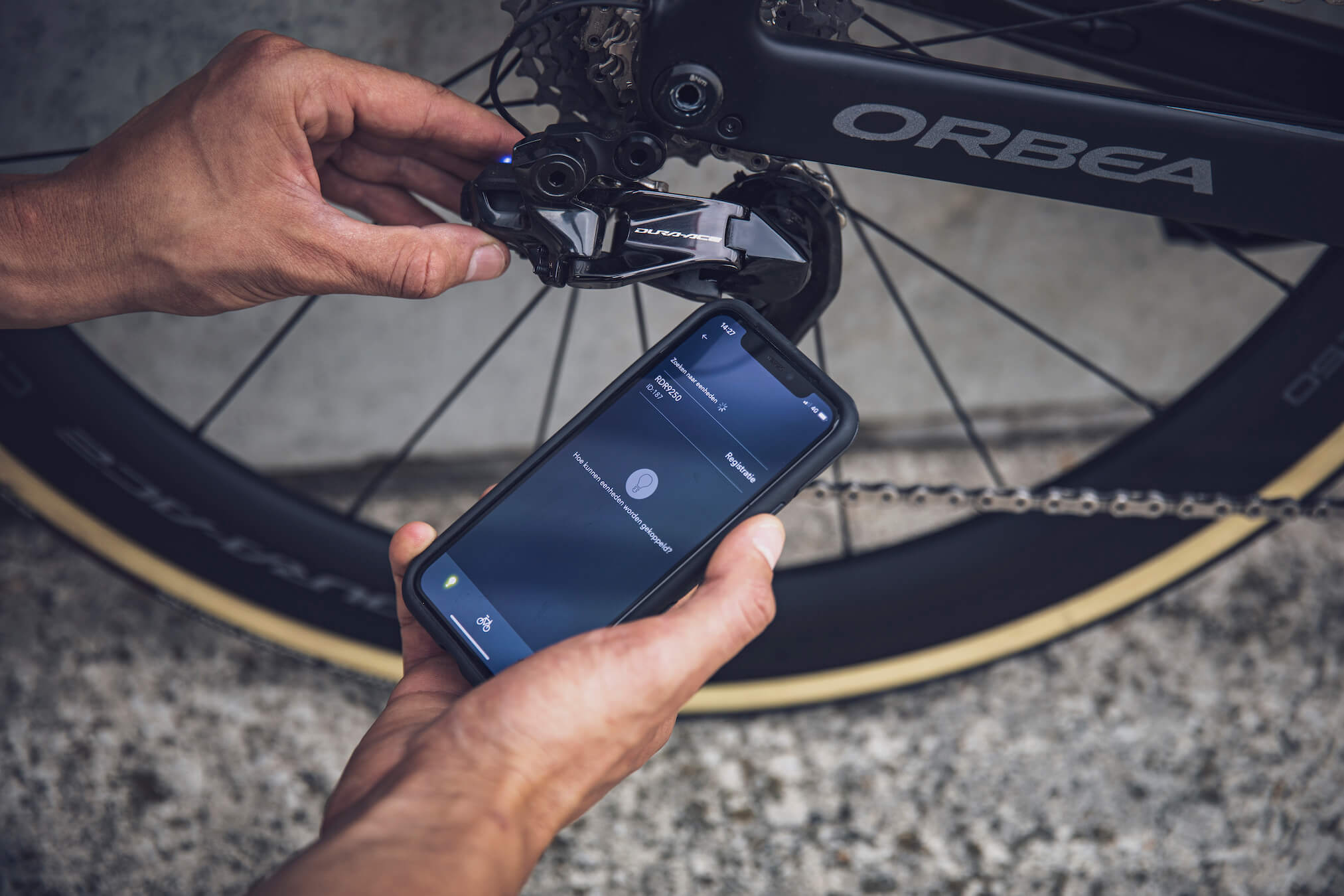 Shimano DURA-ACE di2 RD being connected to an iPhone