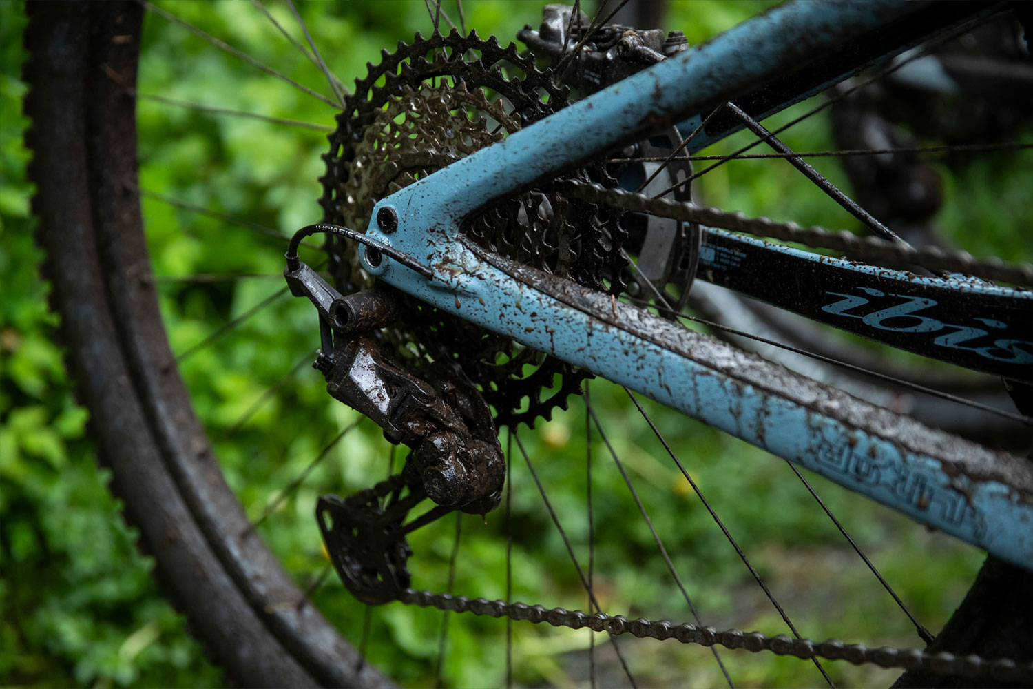 Shimano XTR M9100 MTB cassette covered in mud